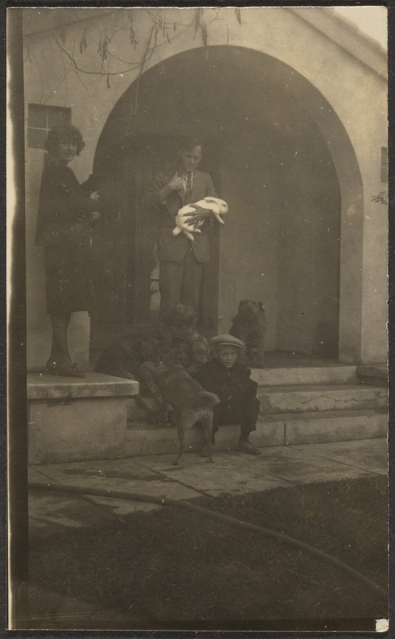 [La famille de Florence et son lapin de compagnie] - Louis Fleckenstein