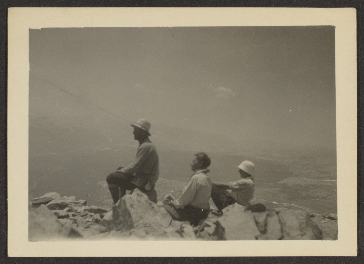 [Randonneurs assis sur des rochers] - Louis Fleckenstein
