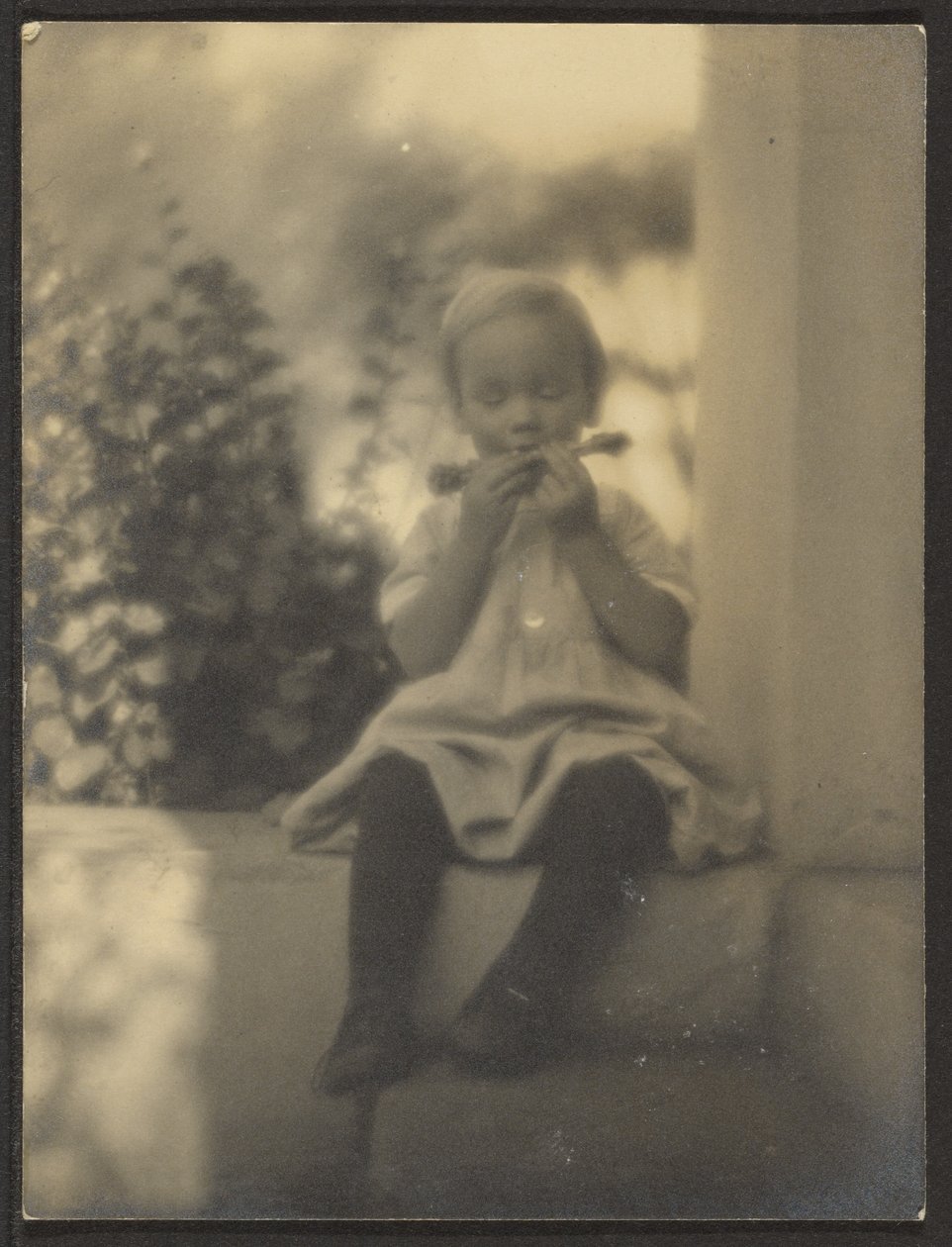 [Une petite fille sur le perron] - Louis Fleckenstein