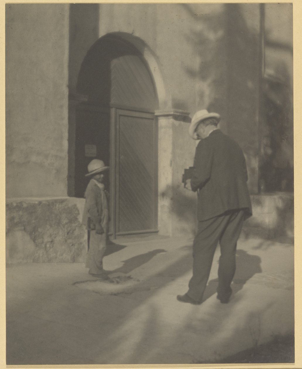 [Un homme photographiant un enfant démuni] - Louis Fleckenstein
