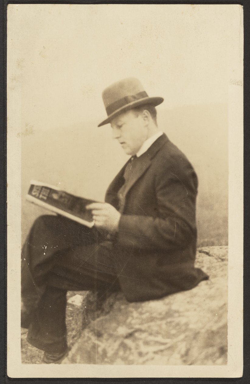 Homme lisant un magazine sur un rocher - Louis Fleckenstein