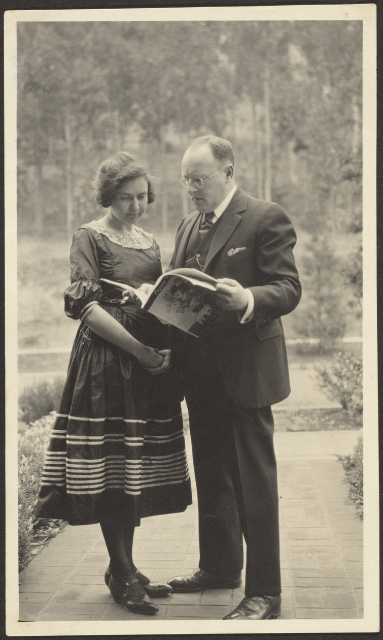 [Homme et femme debout à l