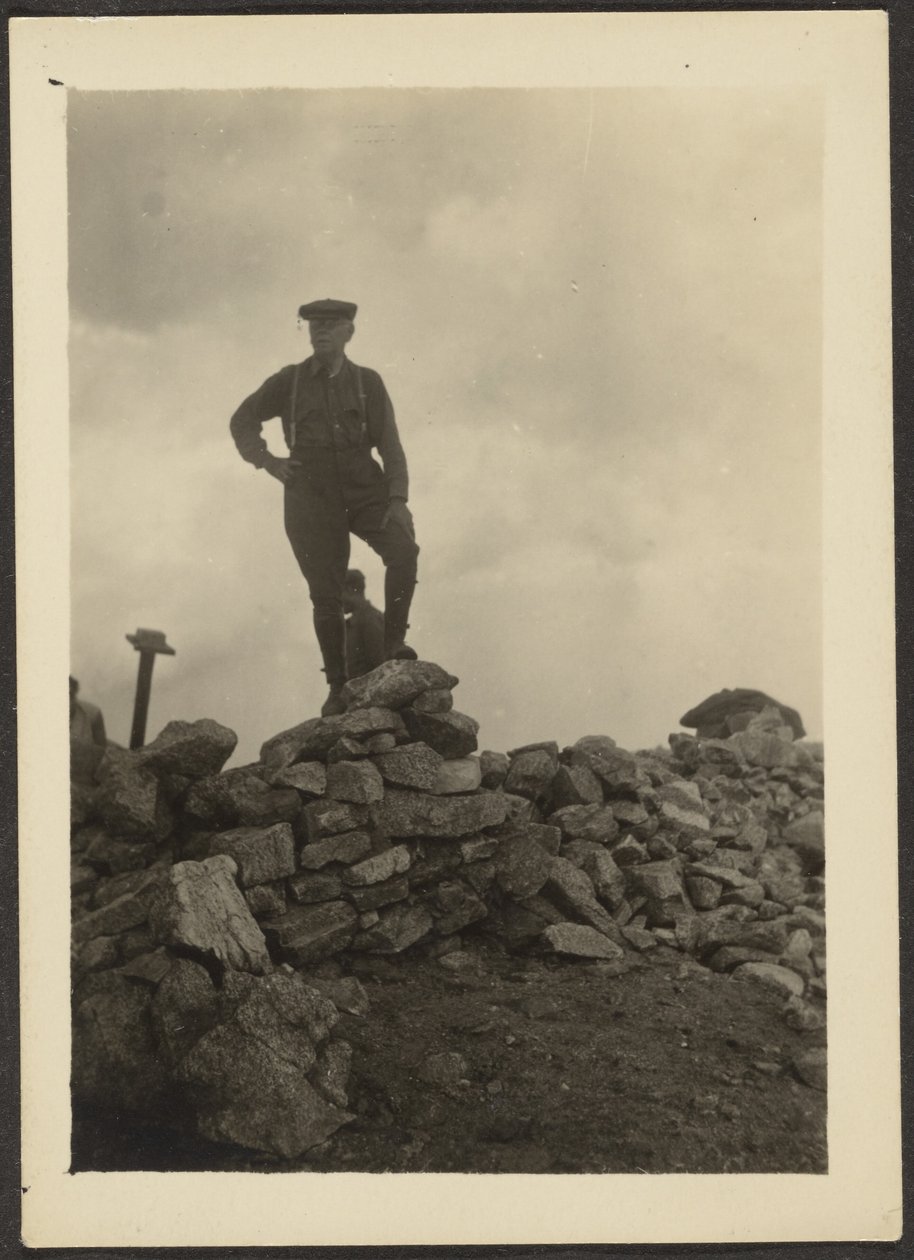 [Un homme sur un tas de pierres] - Louis Fleckenstein