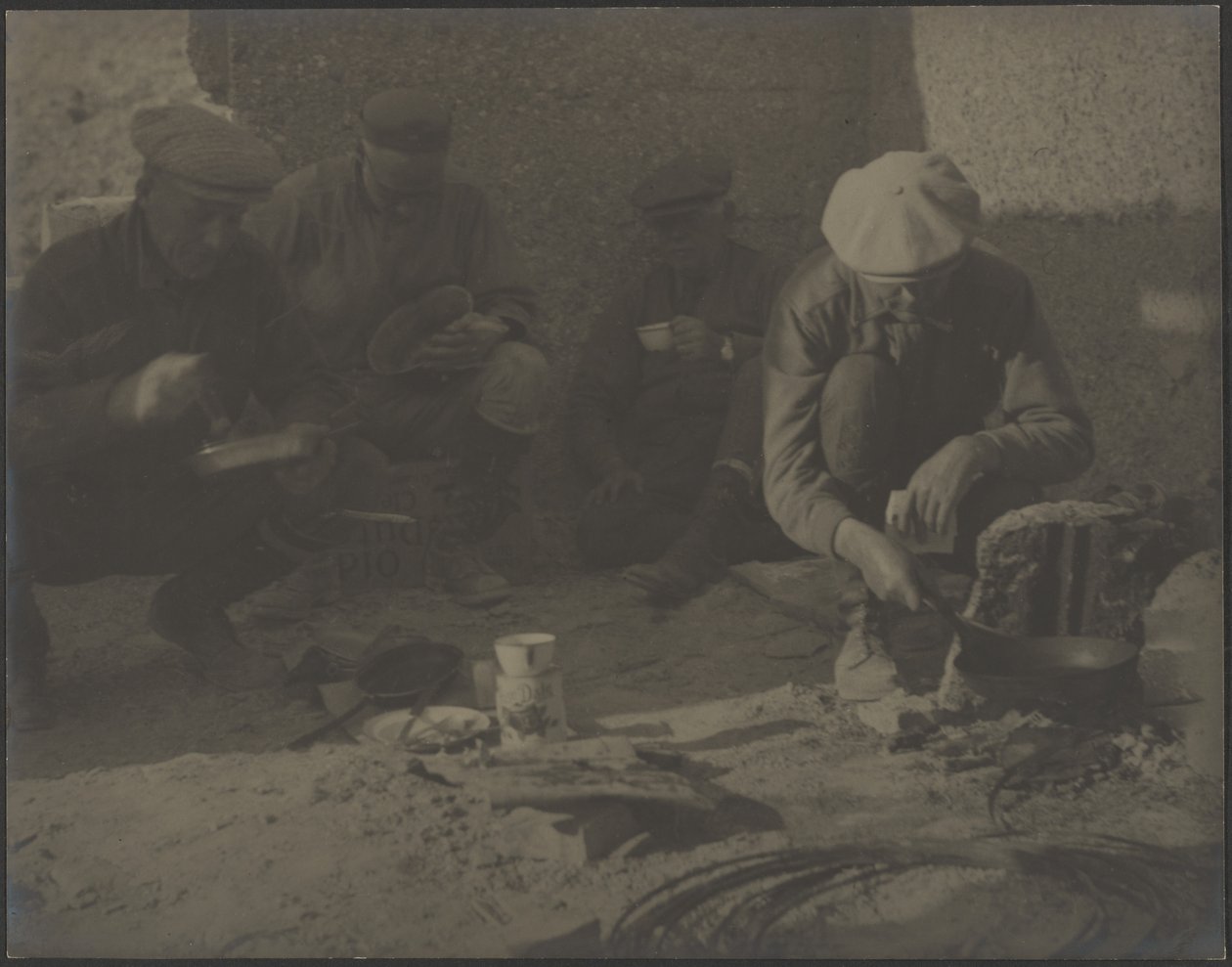 [Des hommes autour d
