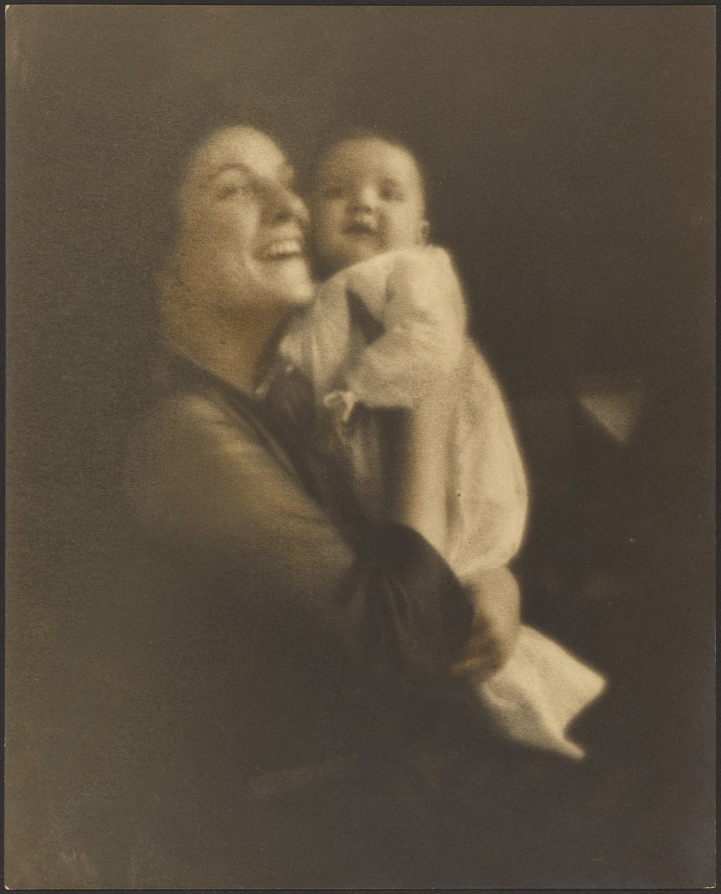 [Une maman et son bébé en robe blanche] - Louis Fleckenstein