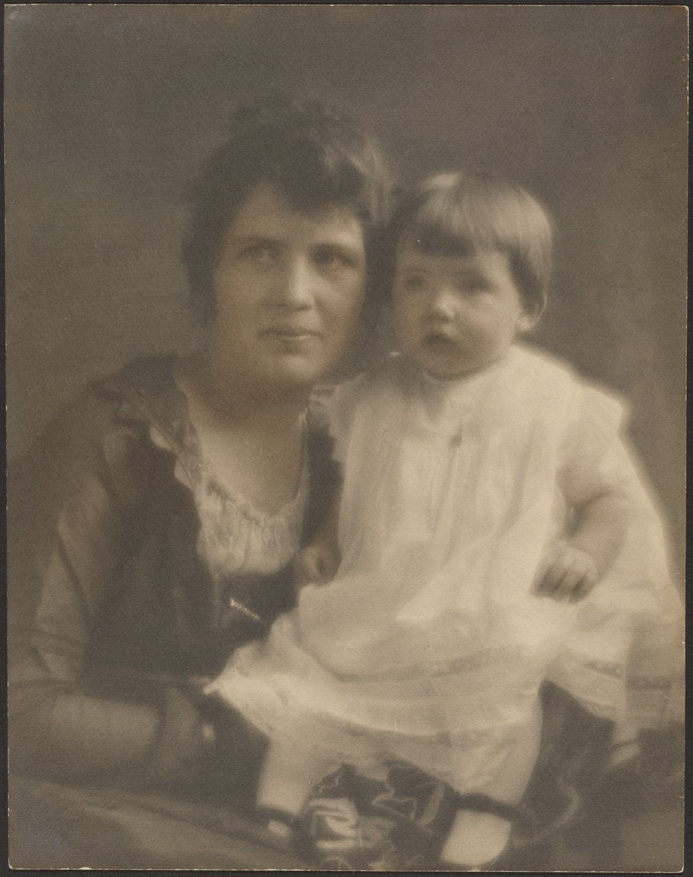 [Mère et enfant en robe blanche] - Louis Fleckenstein