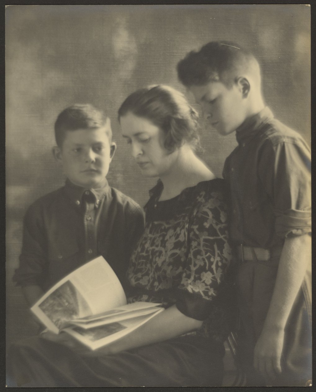 [Une mère et ses fils avec un livre] - Louis Fleckenstein