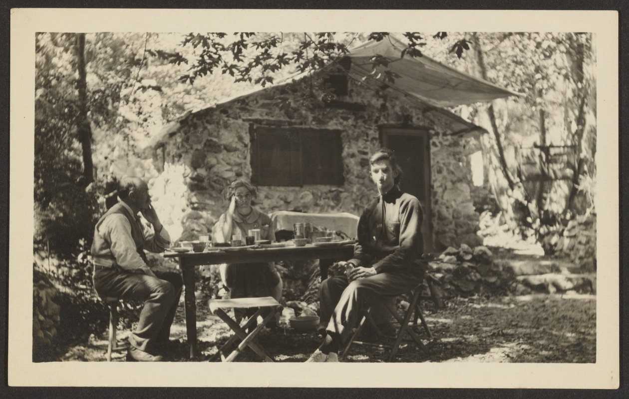 [Repas en plein air à la maison en pierre dans les bois] - Louis Fleckenstein