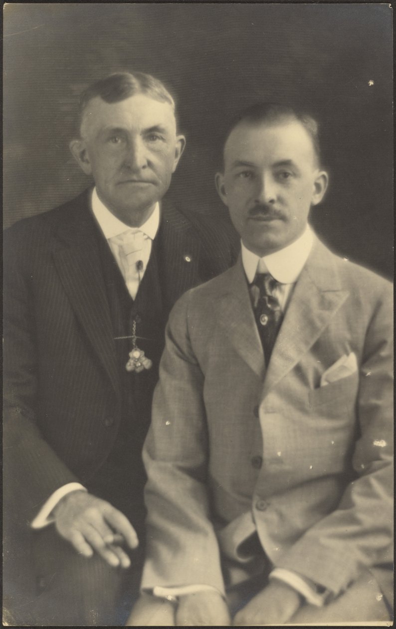 [Portrait de deux hommes avec des accessoires de costume] - Louis Fleckenstein