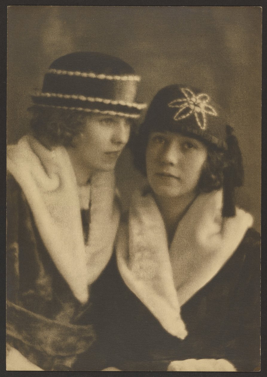 [Portrait de deux femmes portant des chapeaux à passepoil blanc] - Louis Fleckenstein