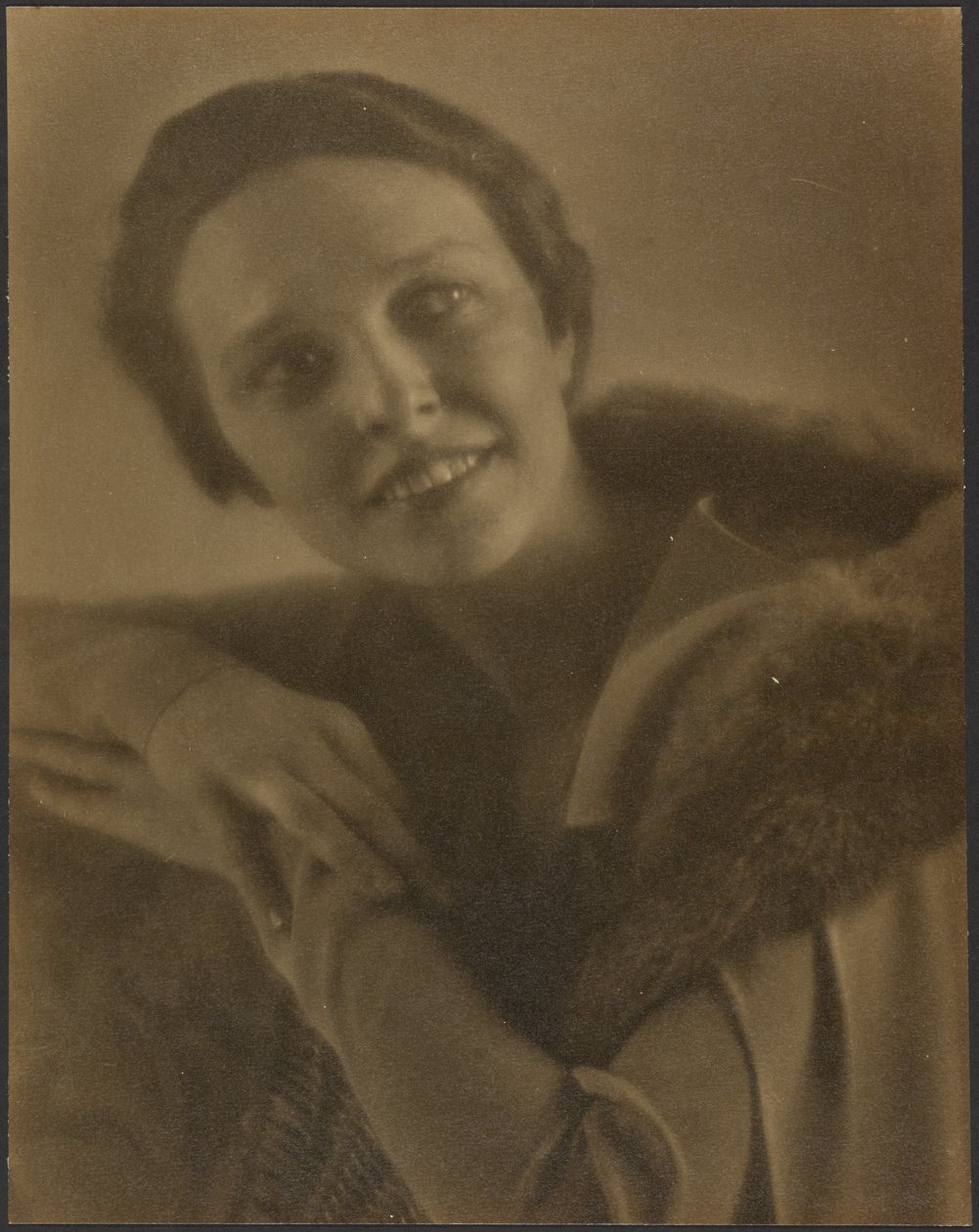 [Portrait d'une femme s'appuyant sur une chaise]