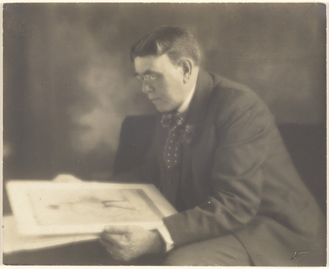 [Autoportrait dans mon atelier, contemplant la photographie d