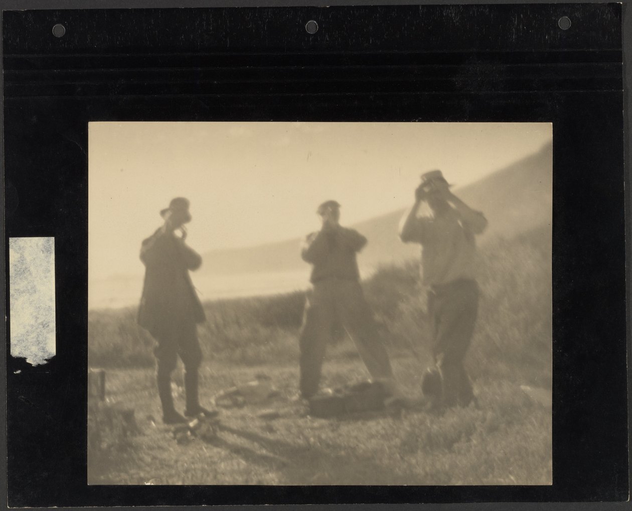 [Trois hommes debout sur une colline, les mains devant le visage] - Louis Fleckenstein
