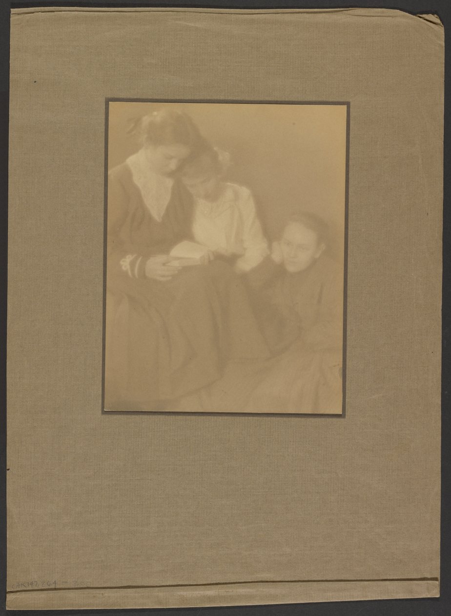 [Trois femmes roms assises ensemble] - Louis Fleckenstein