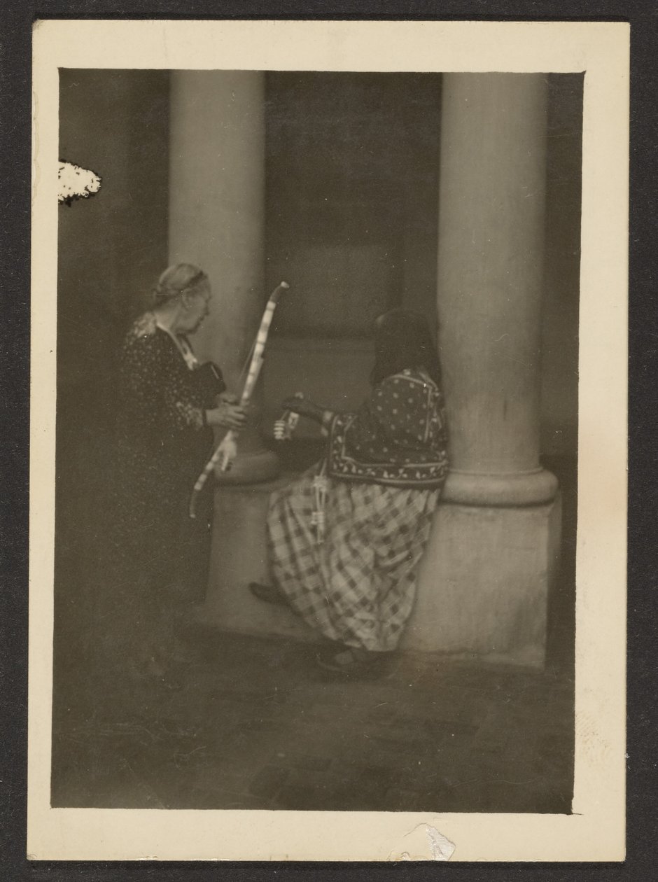 [Deux figures près des colonnes] - Louis Fleckenstein