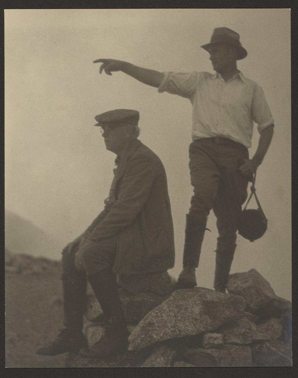 [Deux hommes regardant vers la gauche, Old Baldy Peak] - Louis Fleckenstein