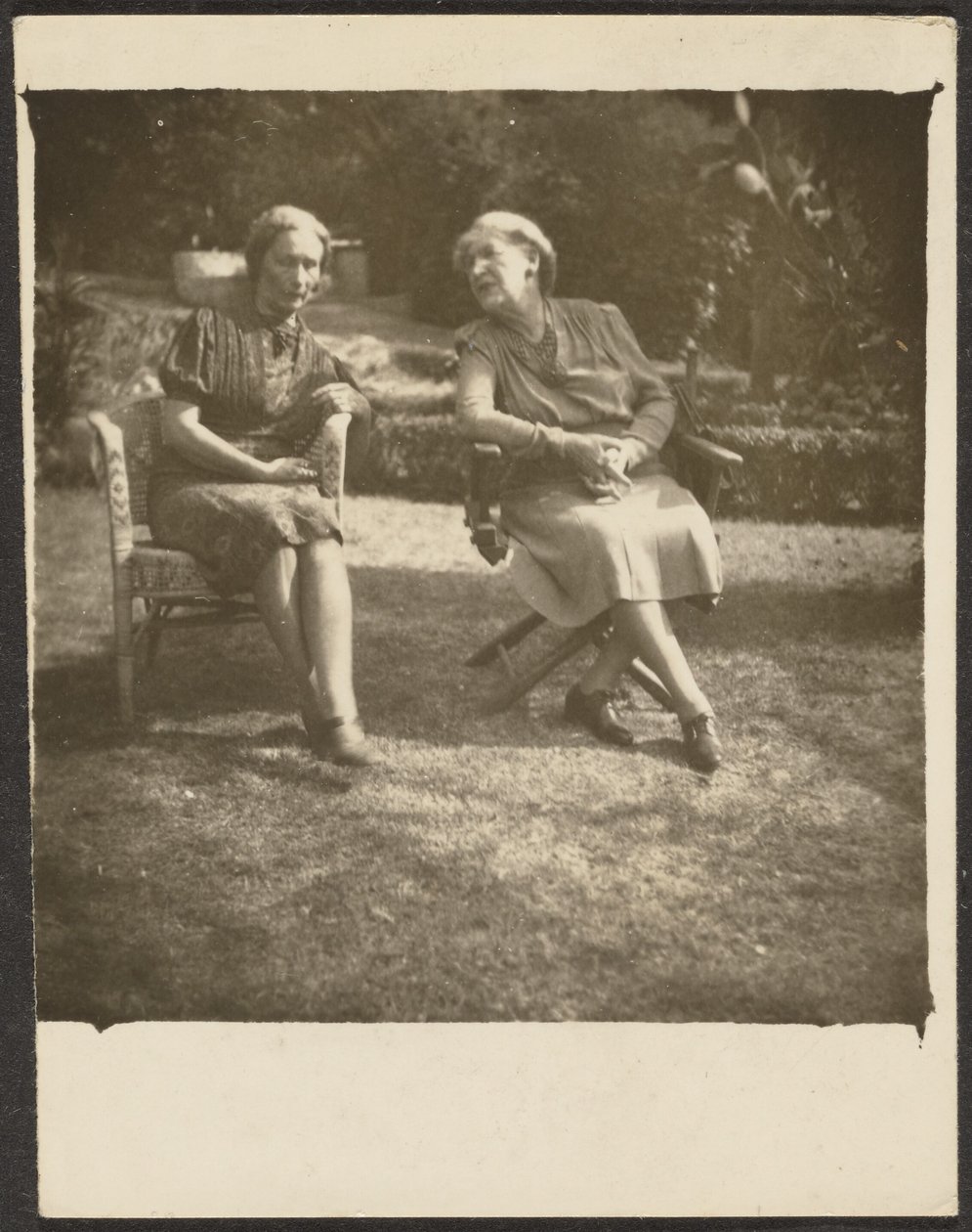 [Deux femmes assises sur des chaises de jardin] - Louis Fleckenstein
