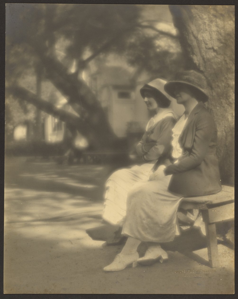 [Deux femmes assises sur un banc] - Louis Fleckenstein