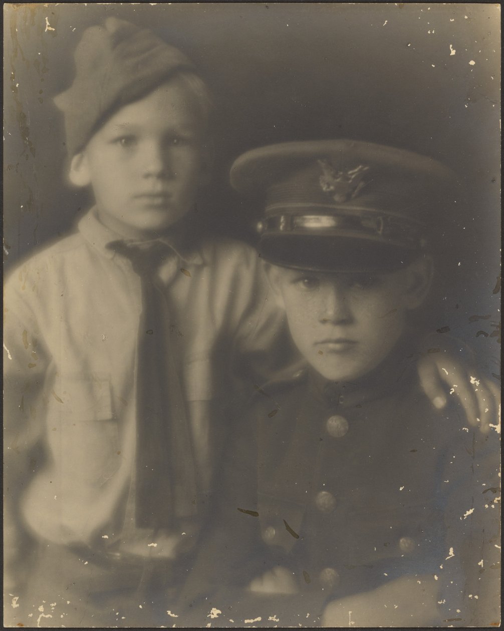 [Deux jeunes garçons déguisés en soldats] - Louis Fleckenstein
