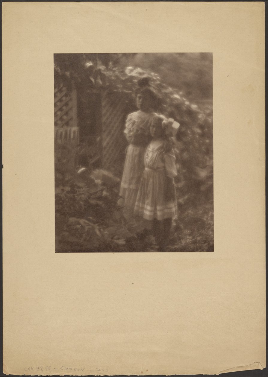 [Deux jeunes filles debout dans un jardin] - Louis Fleckenstein