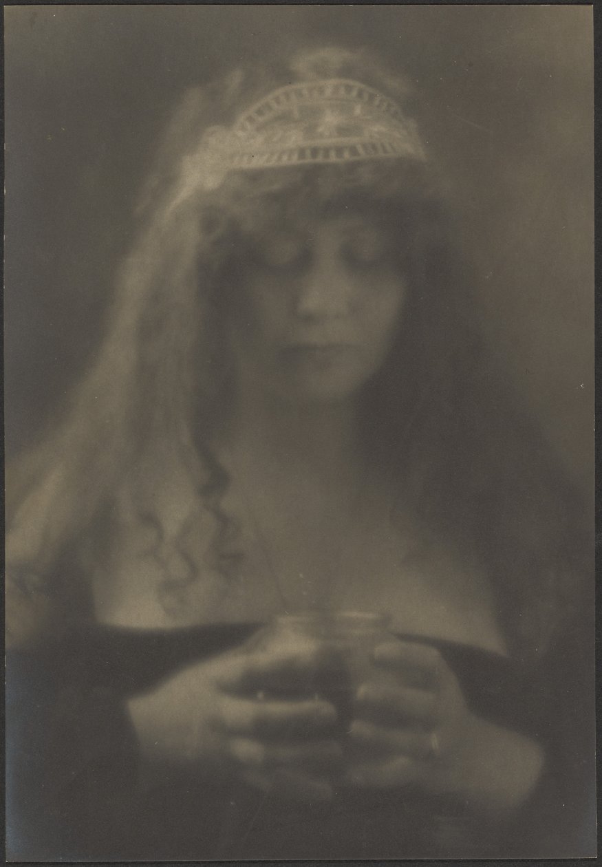 [Femme tenant un vase] - Louis Fleckenstein