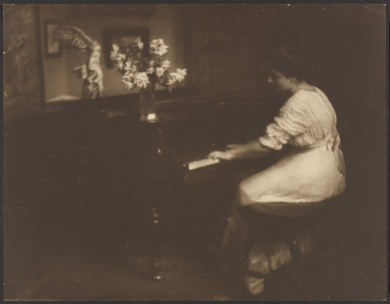 [Une femme jouant du piano] - Louis Fleckenstein