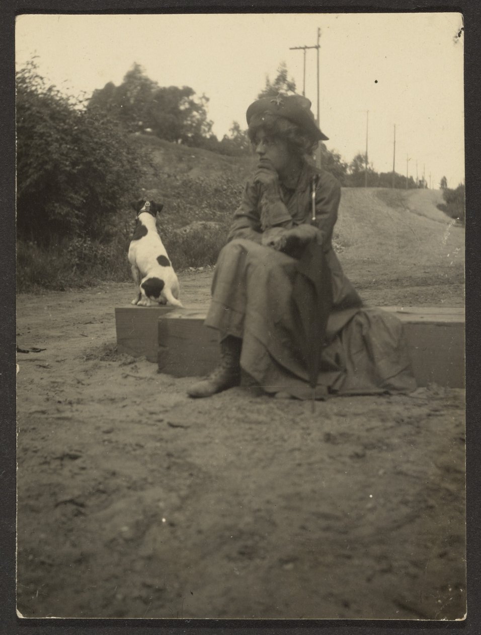 [Femme assise avec un chien] - Louis Fleckenstein