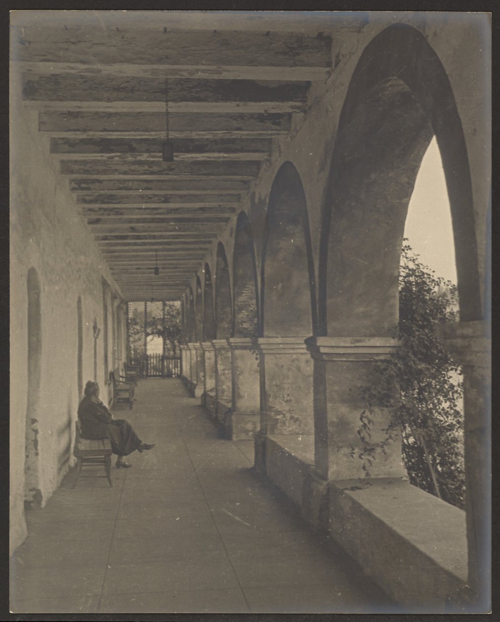 Femme assise dans le couloir de la mission - Louis Fleckenstein