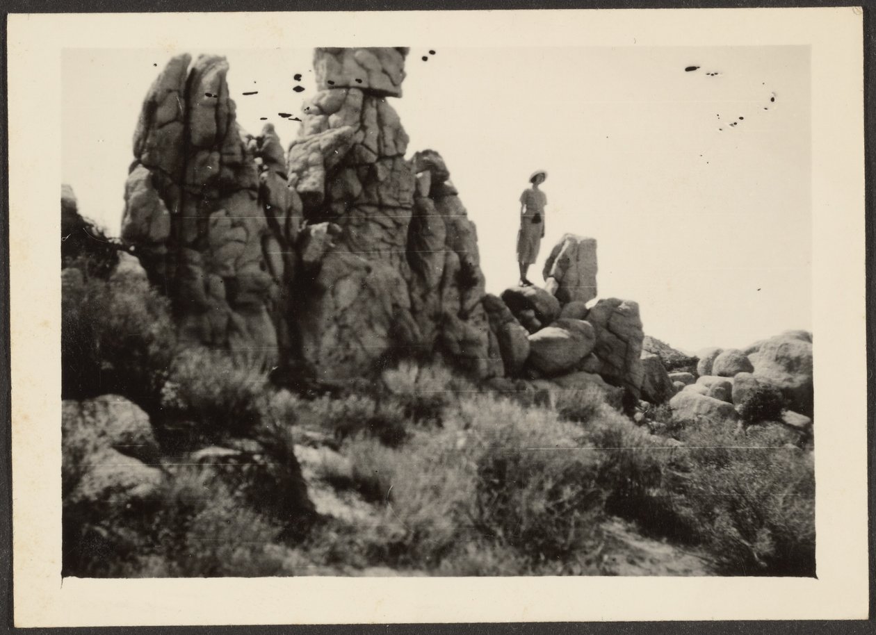[Femme debout sur des rochers] - Louis Fleckenstein
