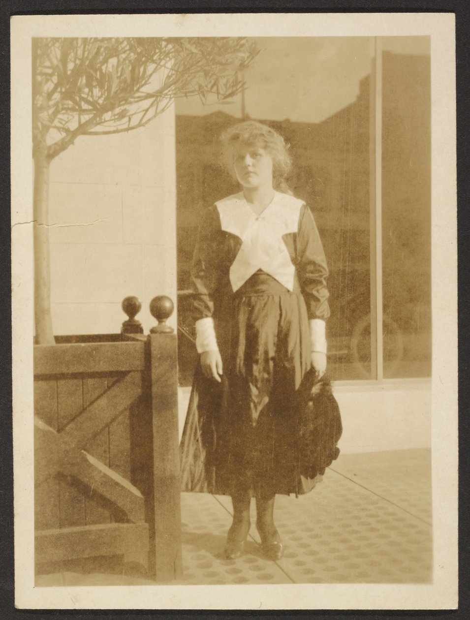 [Femme debout sur le trottoir] - Louis Fleckenstein