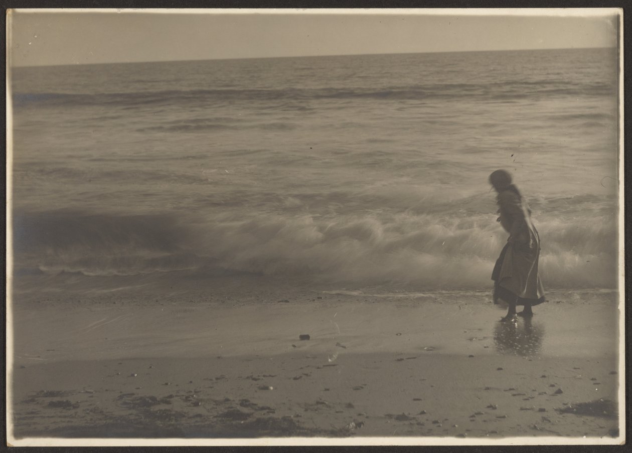 Femme marchant dans les vagues sur la plage - Louis Fleckenstein