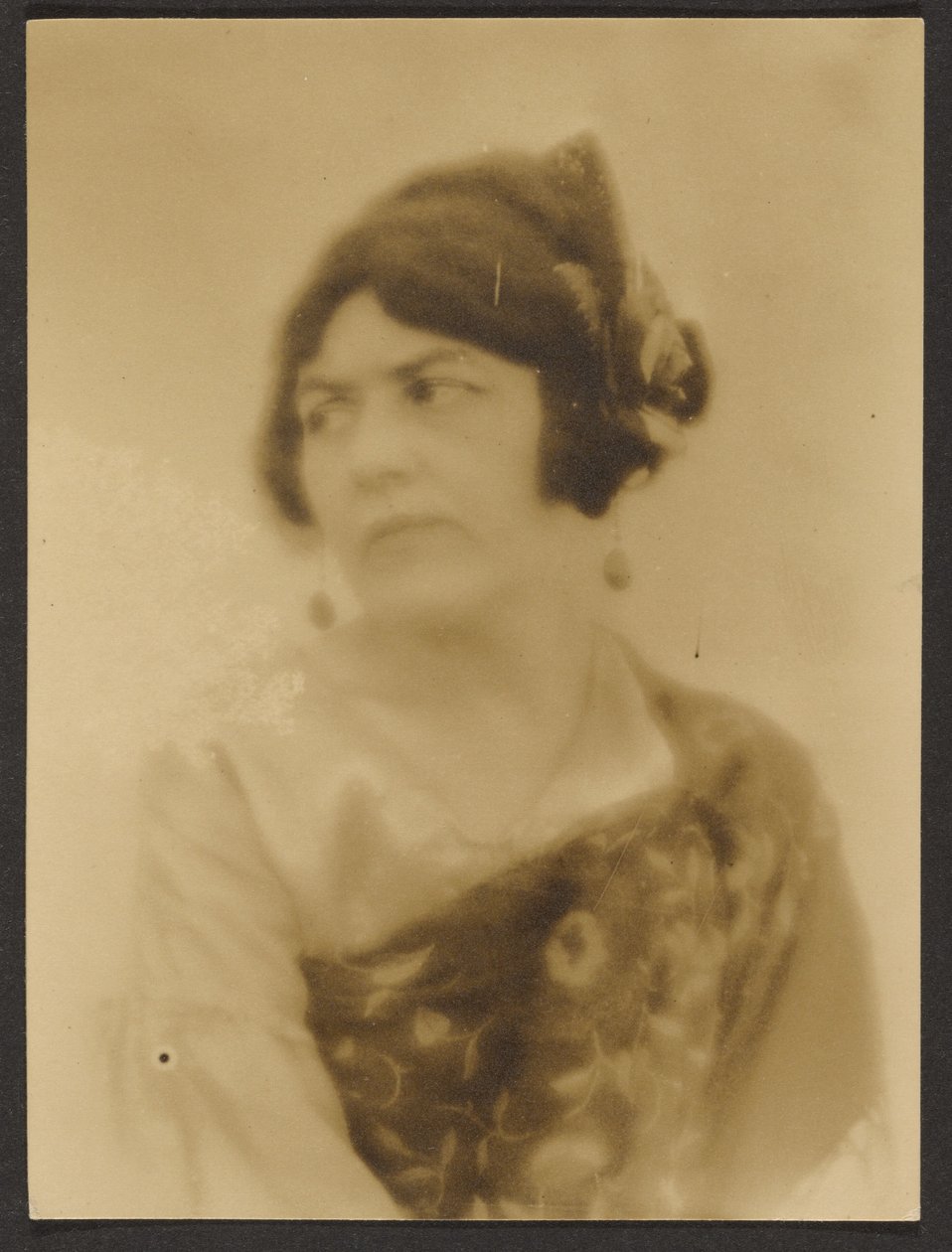 [Femme enveloppée dans une écharpe] - Louis Fleckenstein