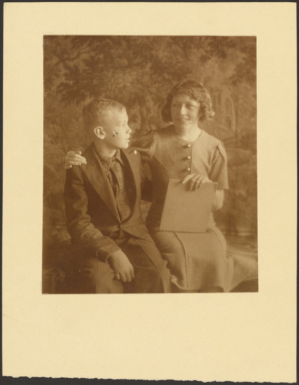[Une femme et un jeune homme assis devant une tapisserie] - Louis Fleckenstein