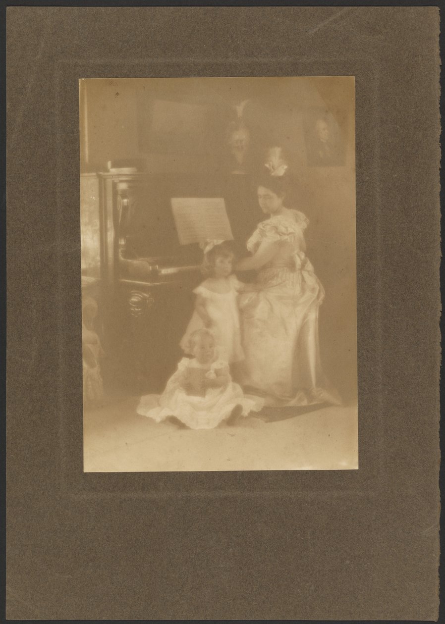 [Une femme au piano avec des enfants] - Louis Fleckenstein
