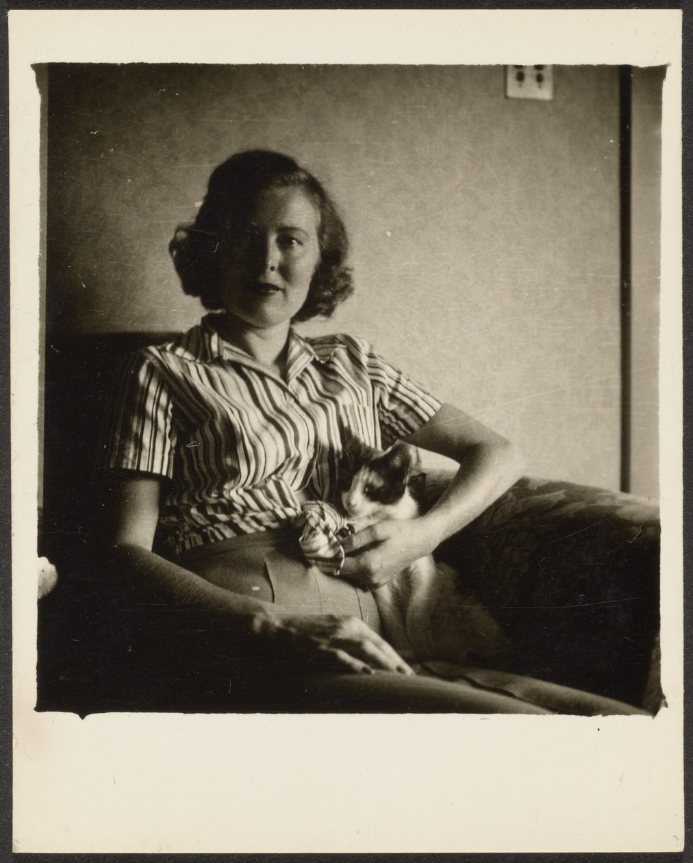 [Femme assise dans un fauteuil avec un chat] - Louis Fleckenstein