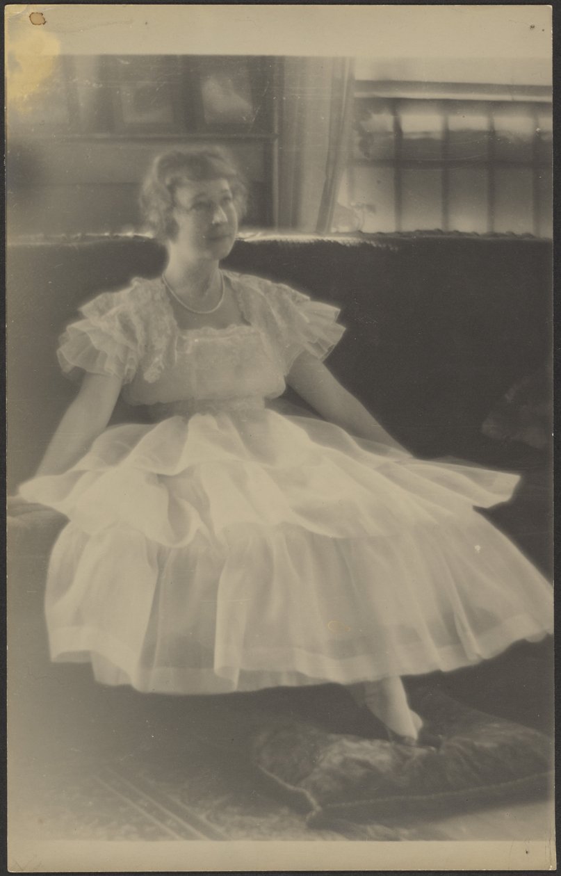 [Femme en robe de mousseline assise sur un canapé] - Louis Fleckenstein