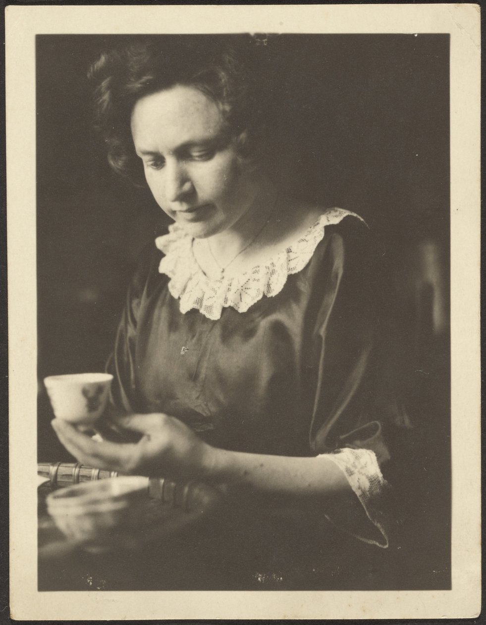 Femme avec une tasse de thé - Louis Fleckenstein