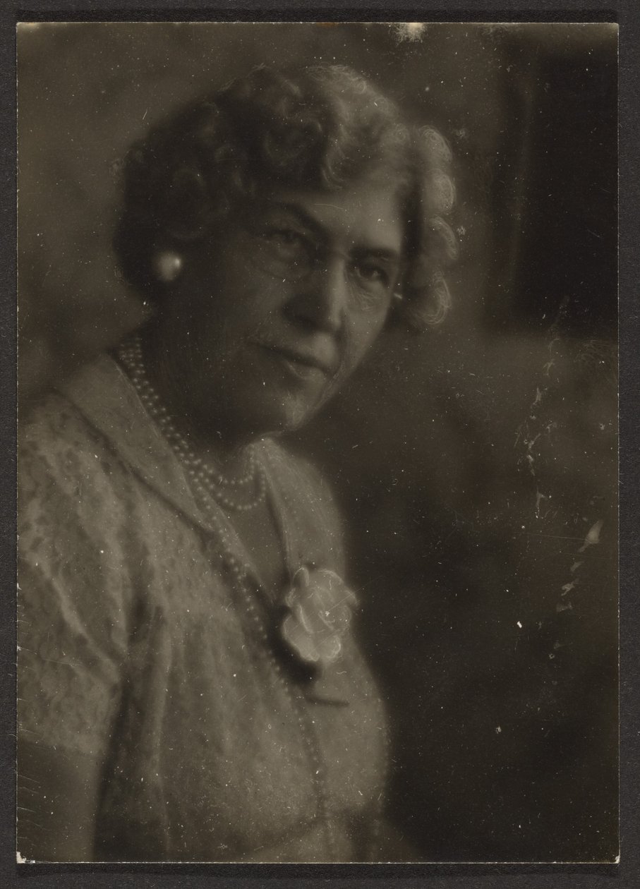 [Femme avec une fleur blanche et des perles] - Louis Fleckenstein