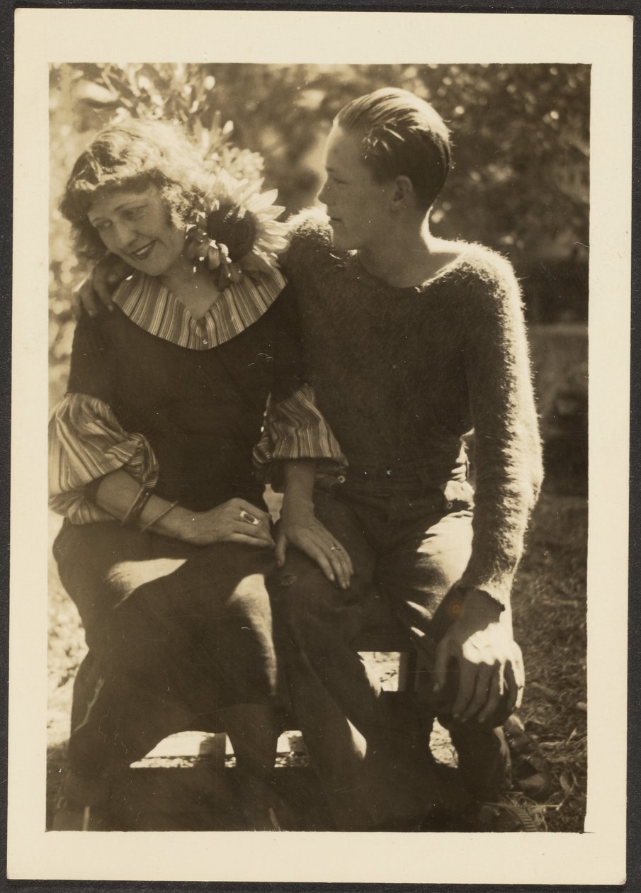 [Jeune homme et jeune femme assis à l