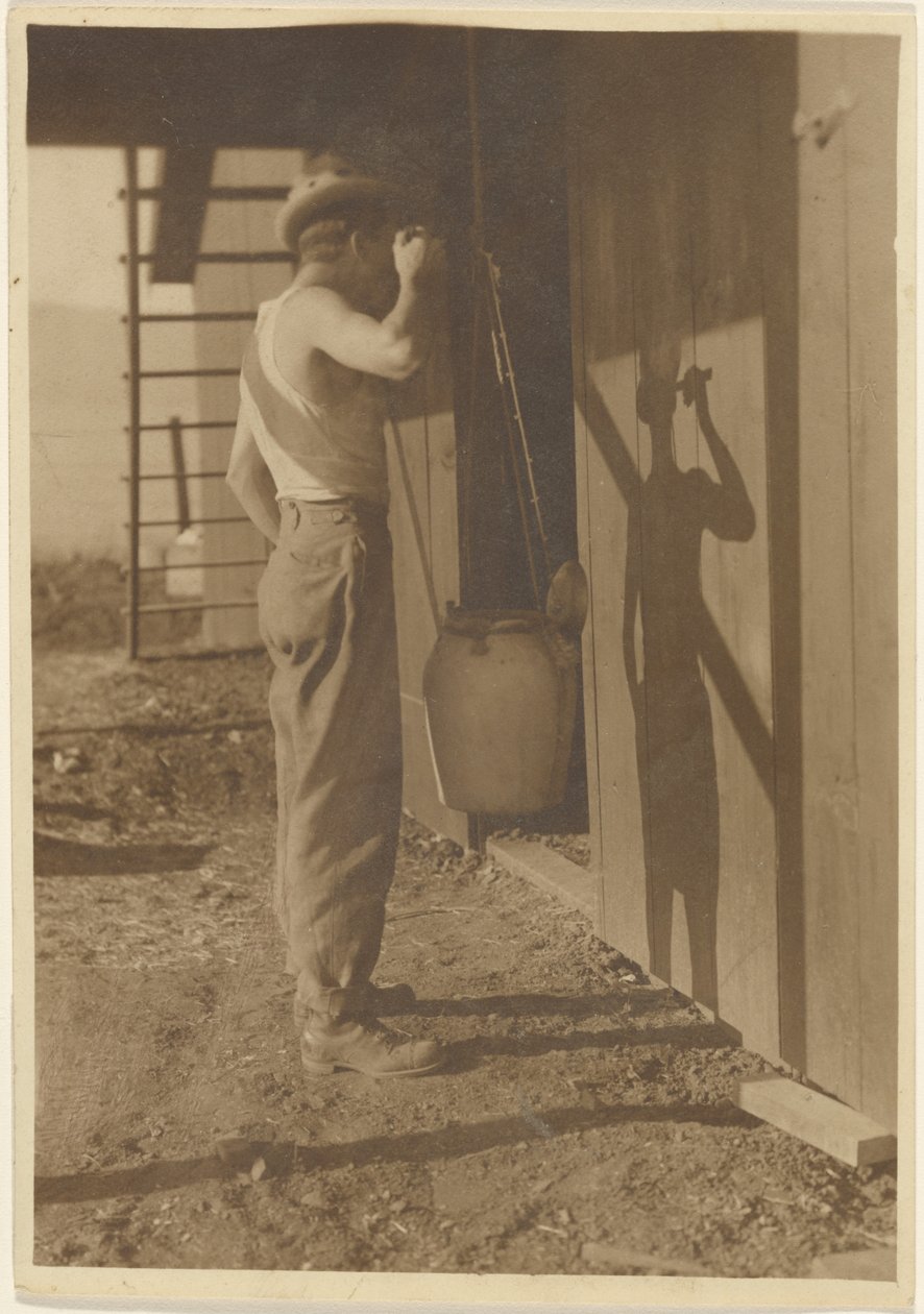 [Un jeune homme et son ombre buvant de l