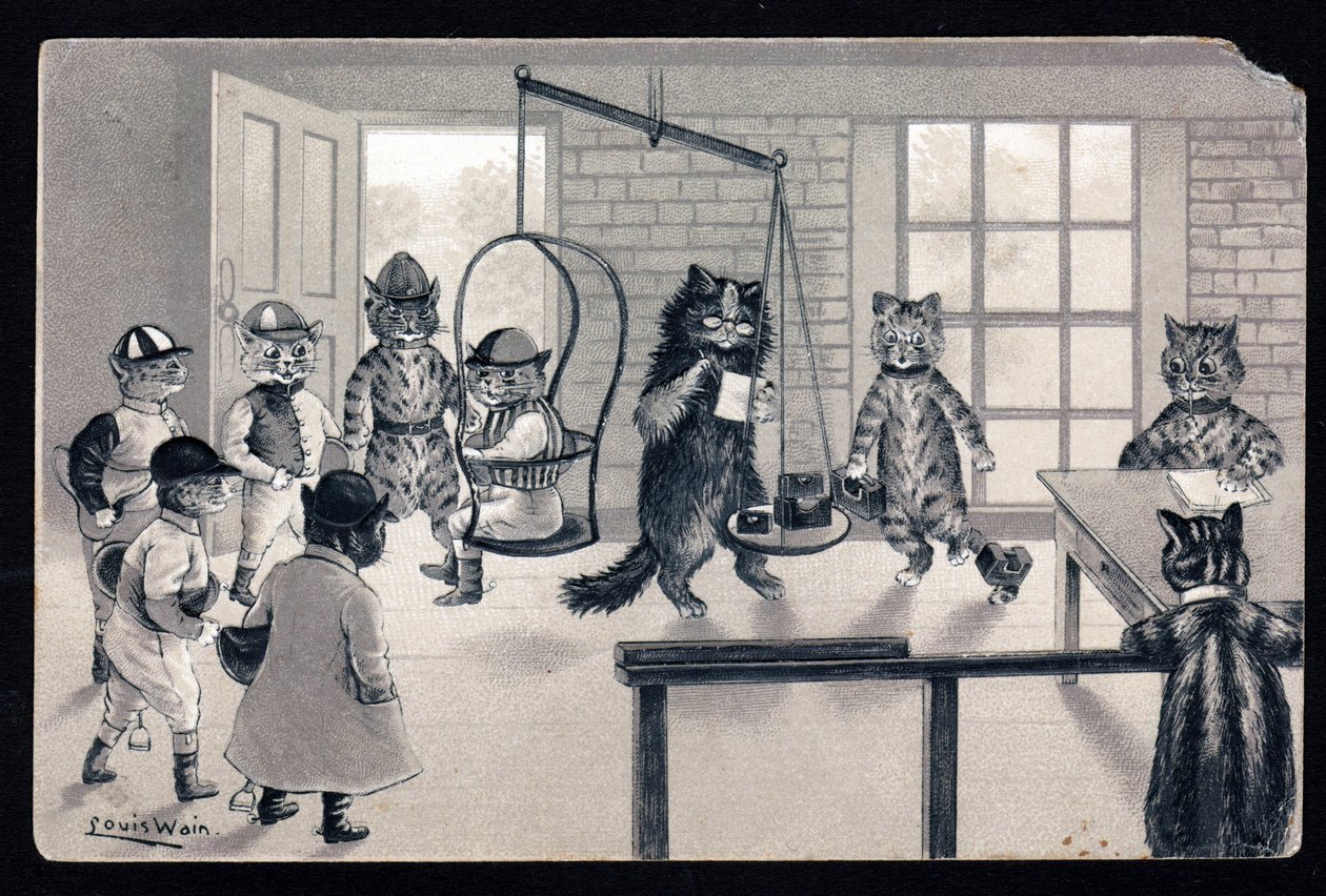 Nous profitons du beau temps. Animaux en posture humaine. Chat en jockey se faisant peser sur une balance. Carte postale. Chromolithographie de Louis Wain (1860-1939), artiste anglais connu pour sa représentation de chats aux grands yeux. Début du 20ème si - Louis Wain