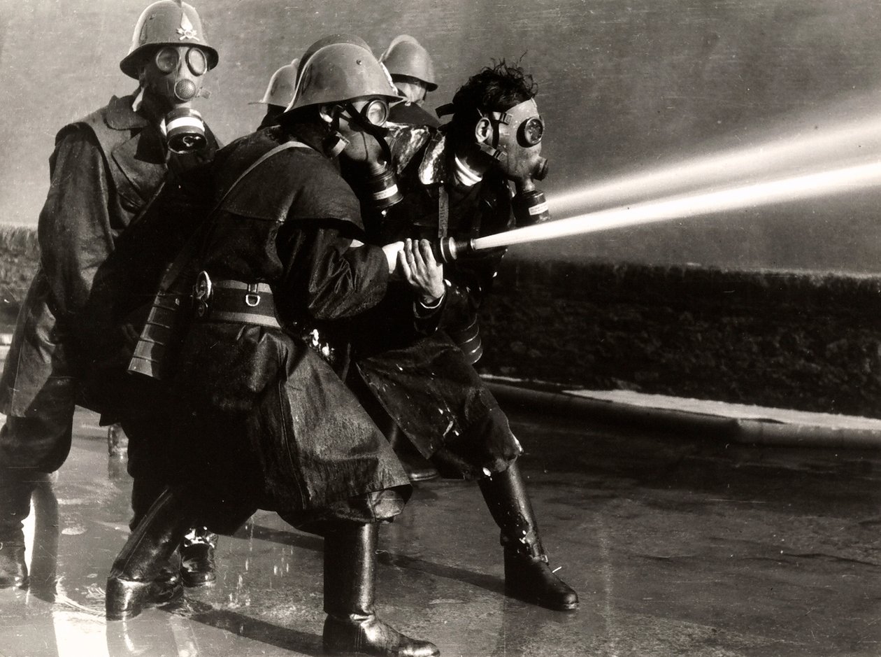 Des pompiers au travail avec des masques à gaz et des bouches d