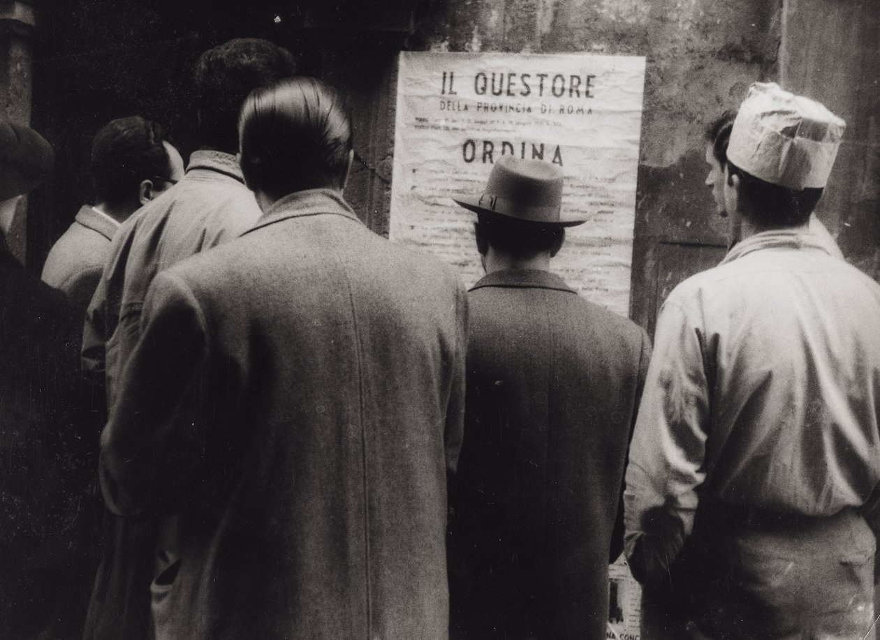 Groupe de personnes lisant une affiche sur l