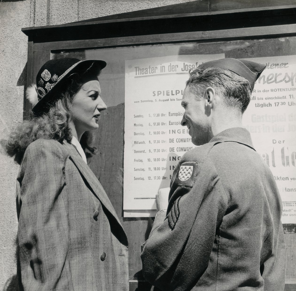 Soldat avec une jeune femme devant l