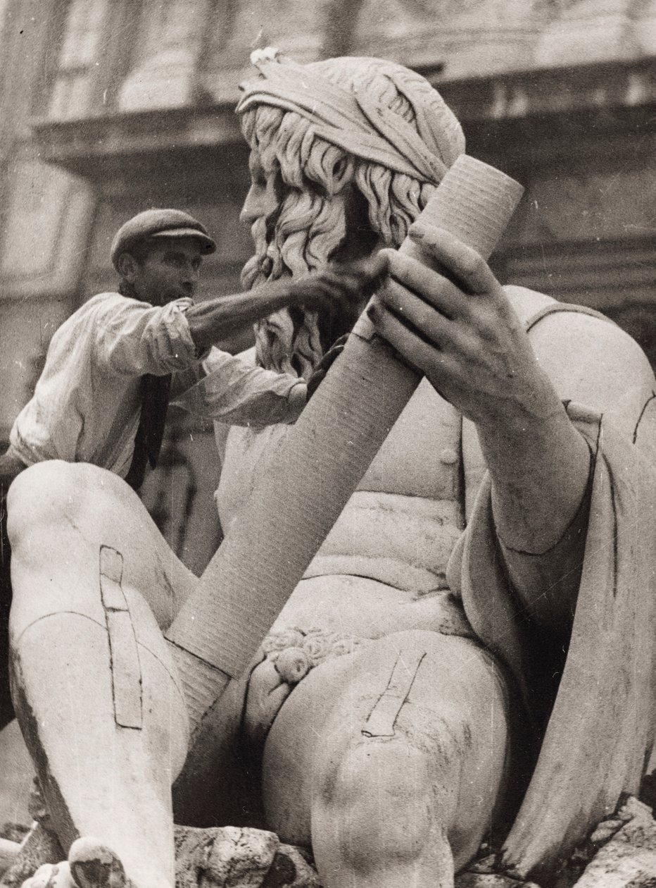Ouvrier sur la sculpture du Gange dans la fontaine des quatre fleuves sur la Piazza Navona à Rome - Luigi Leoni