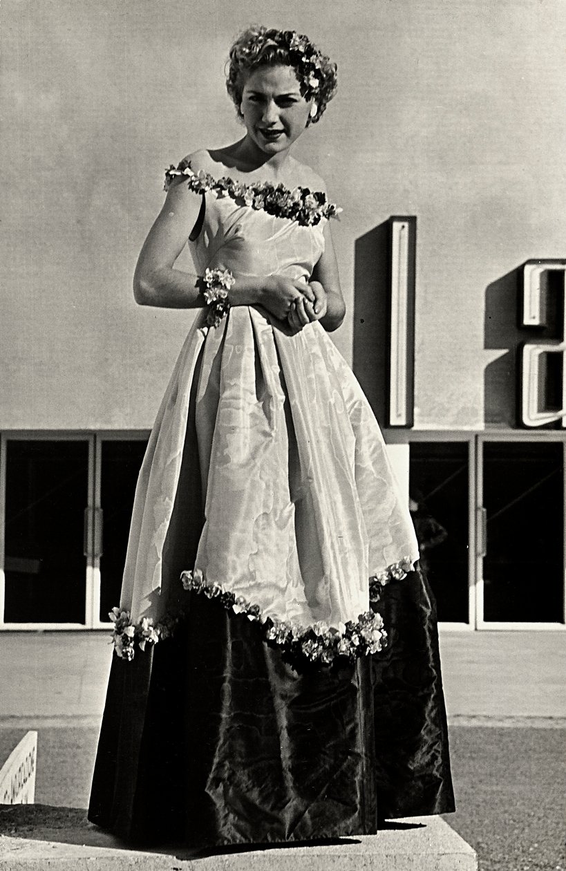 Mannequin en robe de bal créée par la maison de couture "Graldi". L