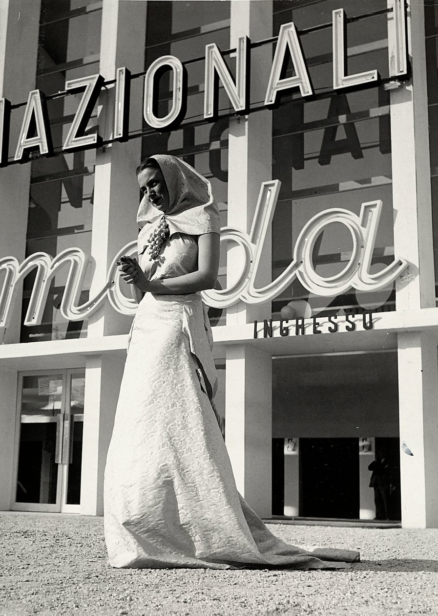 Mannequin en robe de mariée créée par la maison de couture "Lamma" - Luis Bogino