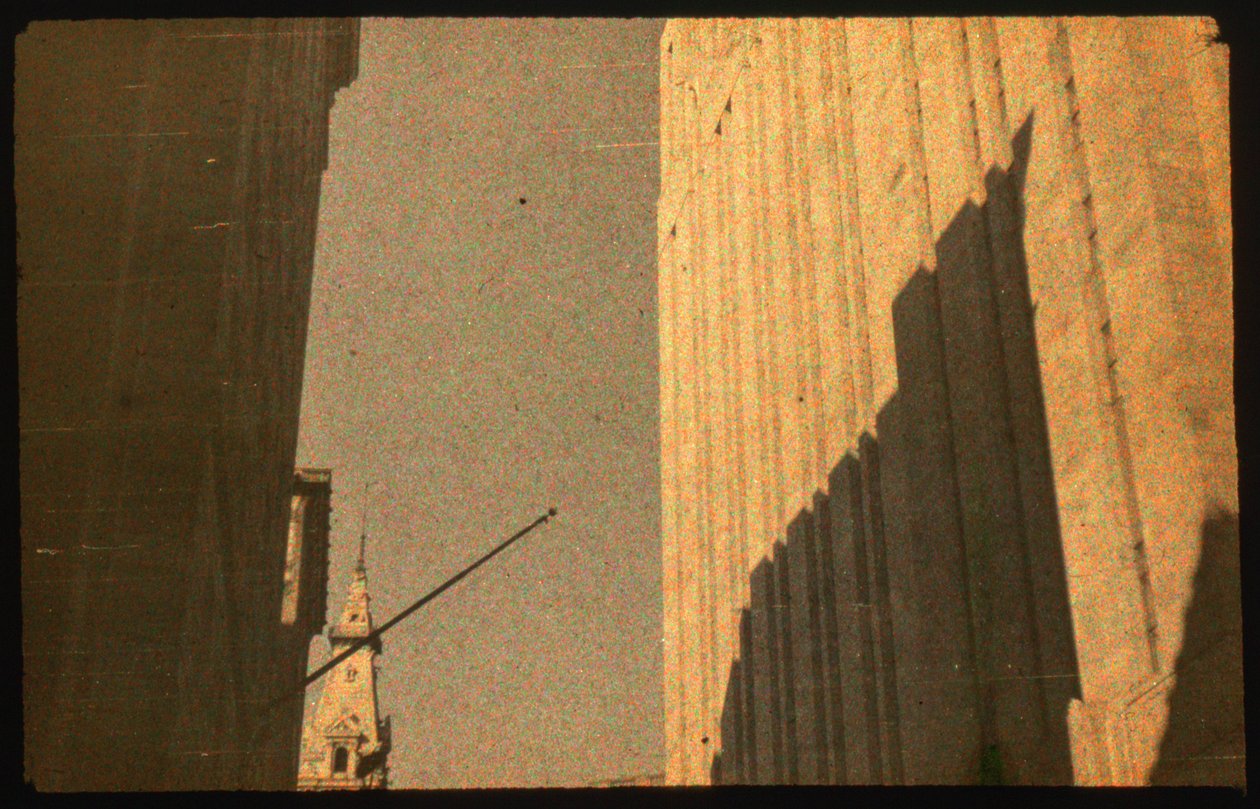 Photographie couleur de bâtiments de la ville avec Autochrome Lumière et un appareil photo 35mm - Luis Marden