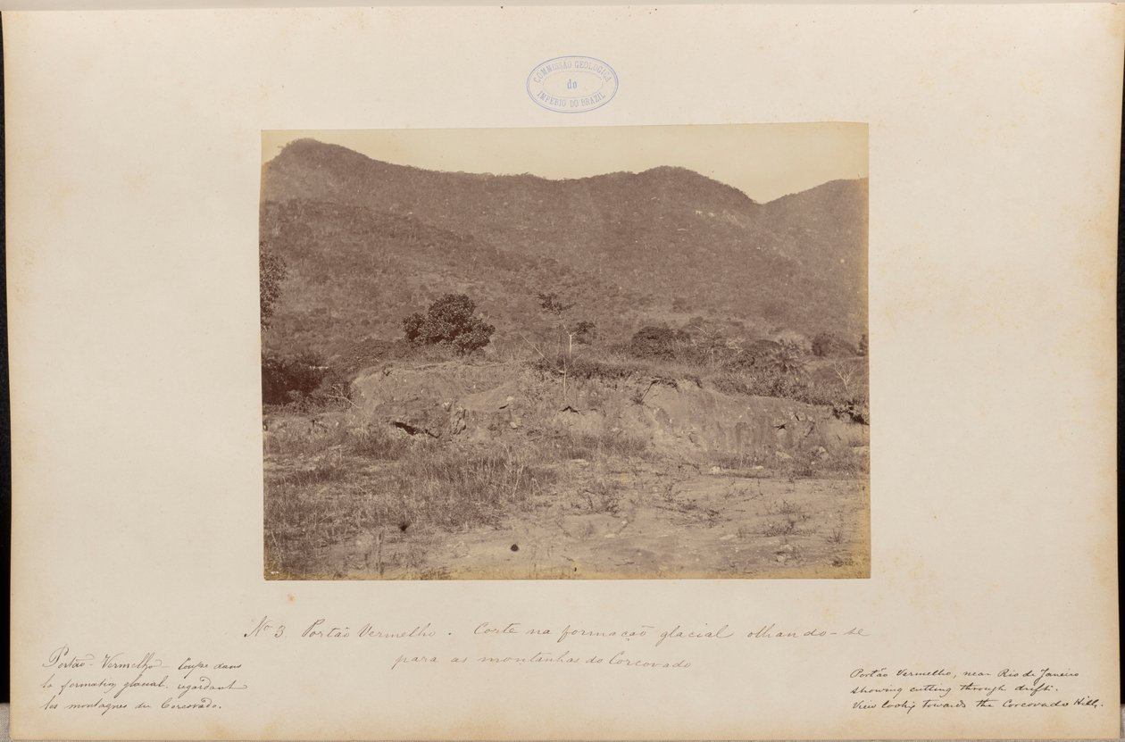 Porte Rouge. Taillée en forme de glacier, elle donne sur les montagnes du Corcovado. - Marc Ferrez