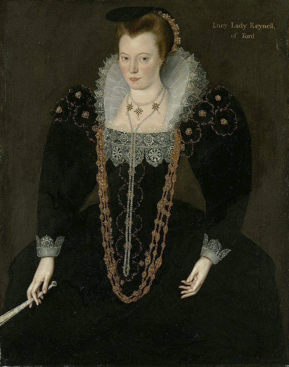 Portrait de Lucy, Lady Reynell de Ford, trois-quarts, en robe sombre avec un col en dentelle blanche et des colliers en or et perles, tenant un éventail dans sa main droite avec une inscription d